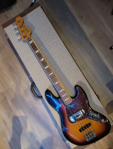 Fender Vintera 70s Jazz Bass + hardcase tweed