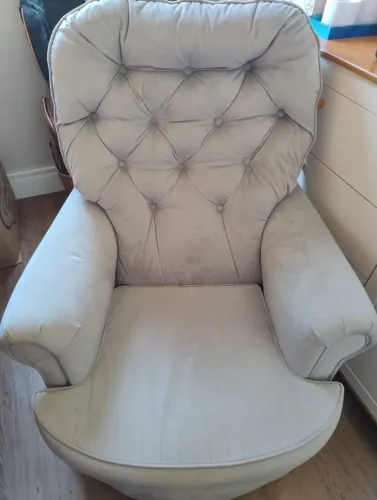 Poltrona de amamentação com pouco tempo de uso com desconto