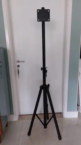 Suporte tripé para tela/TV