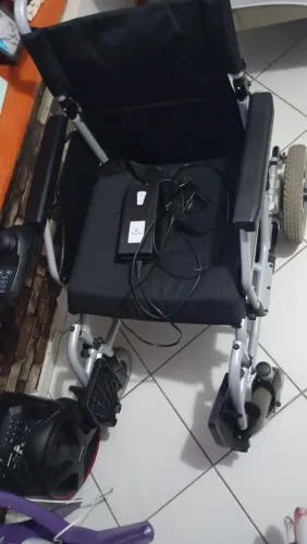 Cadeira de rodas motorizada semi nova