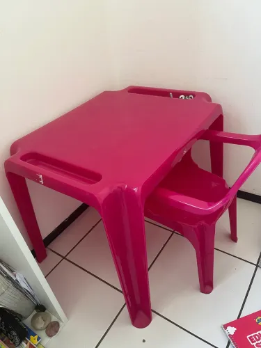 Conjunto de mesa e cadeira para menina
