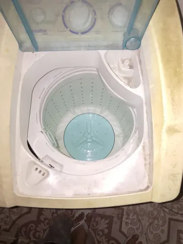 VENDO MÁQUINA DE LAVAR ROUPA ESMALTEC 6KG