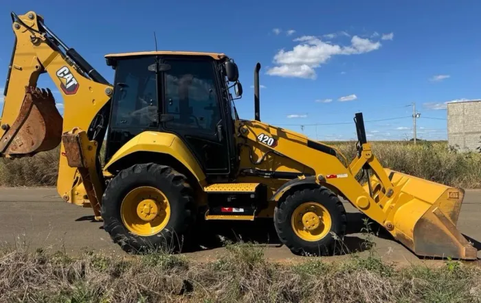 Retroescavadeira Caterpillar 420 21/21 - Entrada 10%