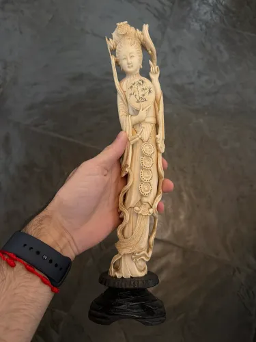 Escultura antiga em marfim 