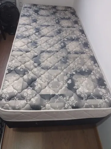 Vendo Cama box de solteiro de molas conjugada.