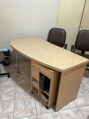 Mesa de escritório Tok Stok com gaveteiro de rodinha
