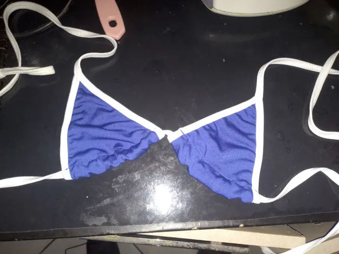 Biquíni azul com detalhes branco
