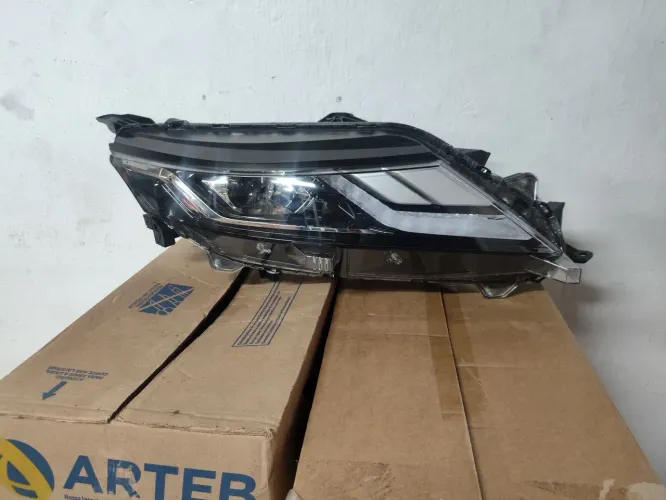 Farol Triton lado Full led direito original.
