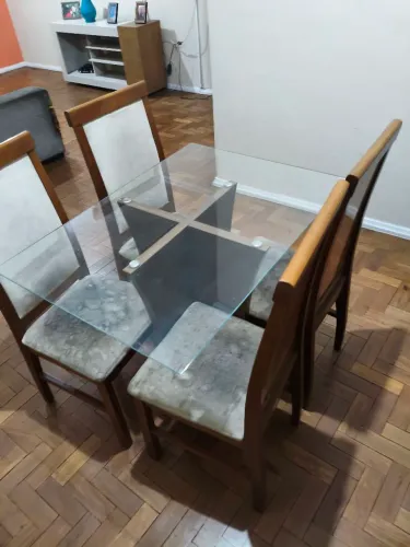 Conjunto Mesa de Jantar Laqueada com 4 Cadeiras de Madeira Estofada Design Ferrugine