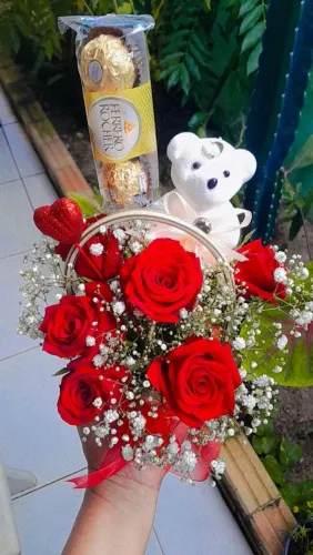 Buquê na cesta com 6 rosas chocolate Ferrero Rocher coração e ursinho 