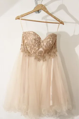 Vestido de debutante dourado