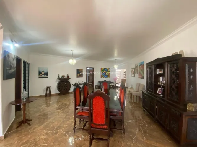 Sobrado com 03 Quartos e 02 Suítes à Venda na Região Central de Uberaba/MG