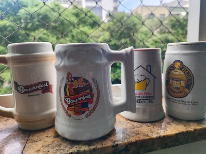 Coleção Canecas de porcelana para Cerveja Bauernfest e Outros com 4 canecas.