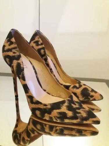 SCARPIN SCHUTZ ONÇA. LINDO. EM COURO LEGÍTIMO