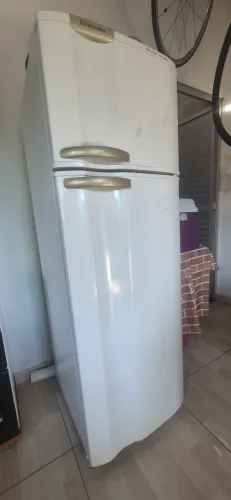 Geladeira, com defeito (150,00)