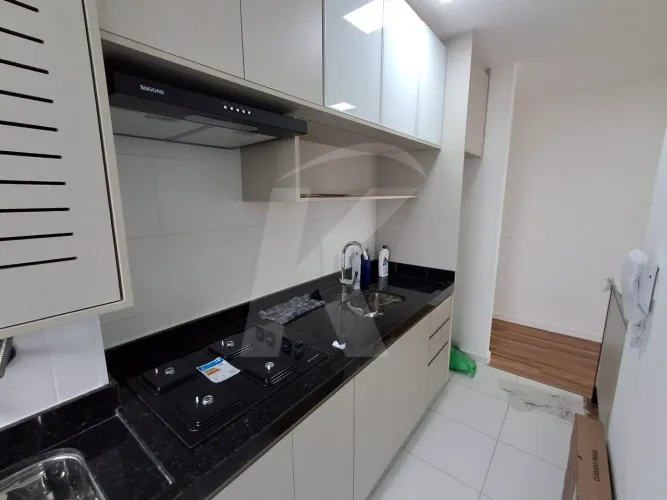 Apartamento com 2 quartos, sala, cozinha e banheiro perto do metrô.
