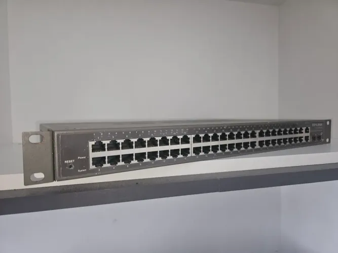 Switch TP-LINK TL-SL2452WEB 48 PORTAS GERENCIAVEL, muito novo, com o plástico ainda
