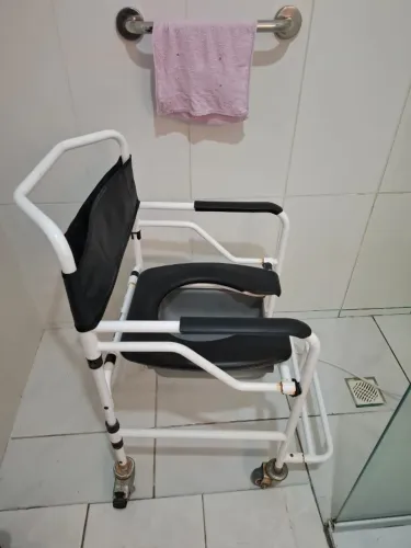 CADEIRA DE BANHO DE RODAS