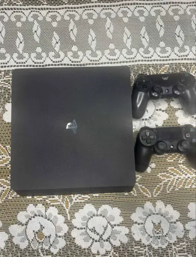 Ps4 slim, dois controles e FIFA 23
