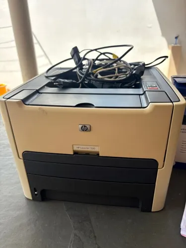 Impressora HP laser jet + 4 tonners e transformador 
