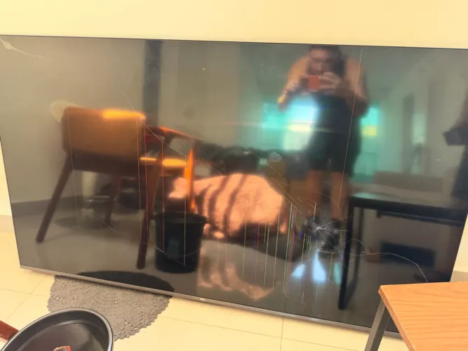 Tv TCL Smart com defeito ( tela trincada)