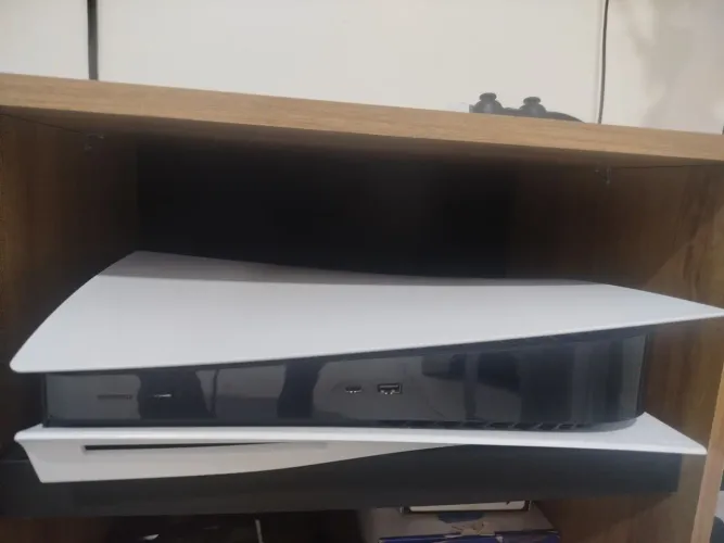 Ps5 Fat com leitor de disco e 1 controle 2 jogos.