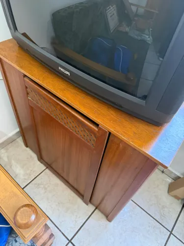Escrivaninha compacta com cadeira embutida