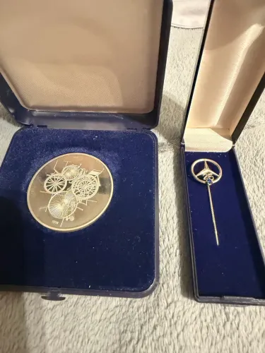 Medalha de prata Mercedes Benz e alfinete 