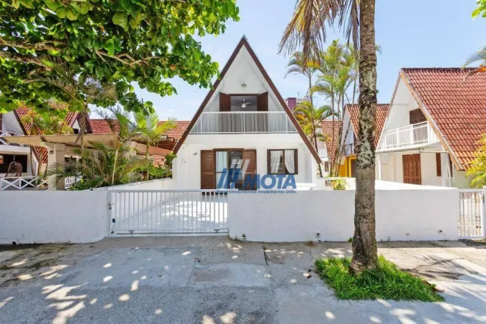 Charmoso Chalé a 50m do mar com 4 dormitórios à venda, 88 m² por R$ 495.000 - Balneário Co