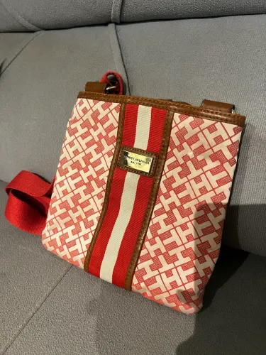 Bolsa Tommy Hilfiger bege com vermelho tira colo