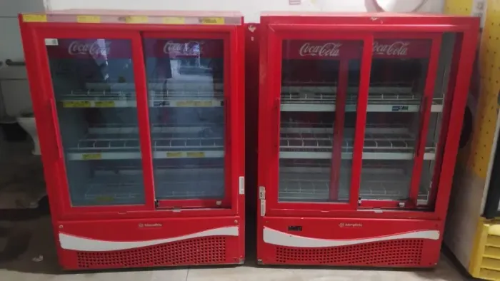 Refrigerador expositor vertical CocaCola usado. Valor: 2.650,00 reais cada.