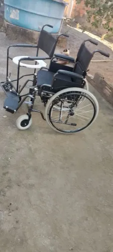 Vendo cadeira de rodas e cadeira para banho. 3 meses de uso