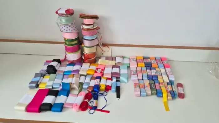 VENDO VARIADAS FITAS DE CETIM, GORGURÃO E DECORATIVAS