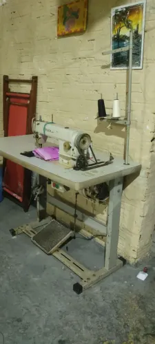 Máquina Singer de pedal em bom estado!