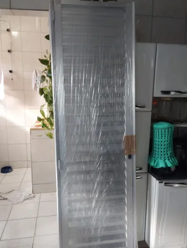 Porta de alumínio nova ainda na embalagem medidas 2x10 por 20cm