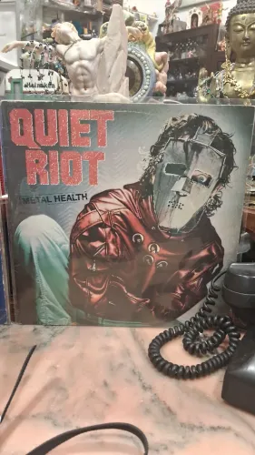 vinil clássico Metal Health da banda Quiet Riot, lançado em 1983.