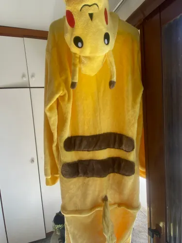 um macacão/fantasia de Pikachu de pelúcia, do tipo usado em festas, eventos, cosplay 