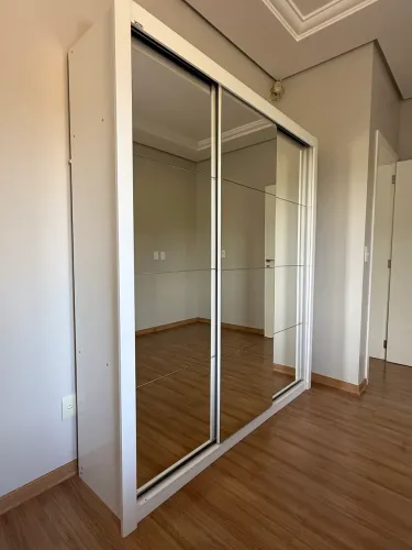 Vendo guarda roupa 3 portas de correr com espelho 