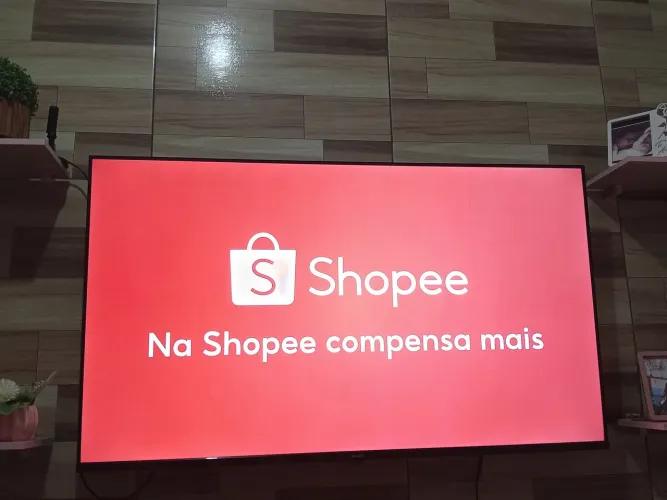 Vendo smartv pronta pra uso em excelente estado , pronta pta uso