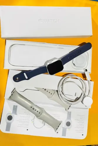 Vendo Apple Watch Séries 11 (GPS) / 42mm / Alumínio / 64GB / com carregador.