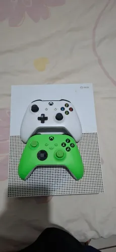 Xbox one s 800gb 2 controles
