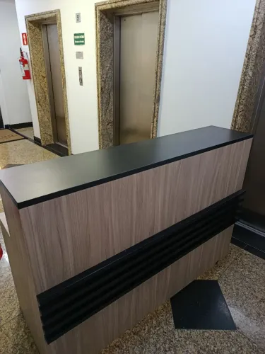 Balcão de Recepção Profissional em MDF - 1,60 x 0,60 x 1,10 m | Excelente Estado