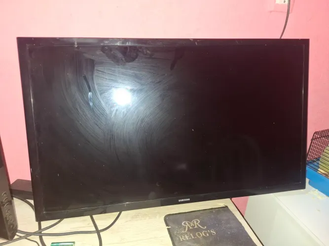 Tv Samsung 32 polegadas com display queimado, acompanha pés e fonte