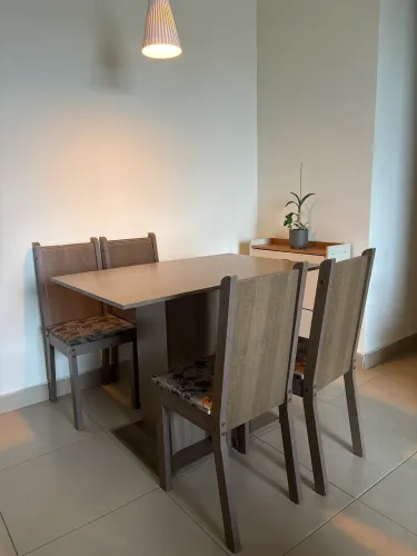 Mesa com 4 cadeiras