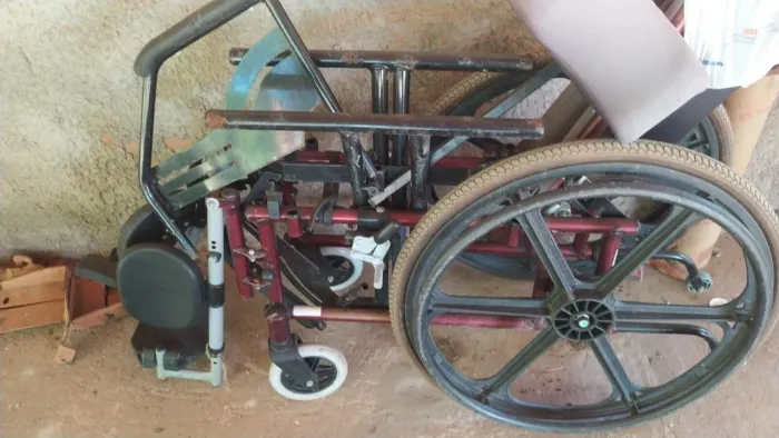 Cadeira de rodas falta só bota tecido!!!! 