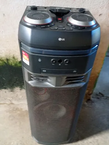 Vende se um caixa de som pra conserto, quem tiver interesse em consertar o som muito bom.