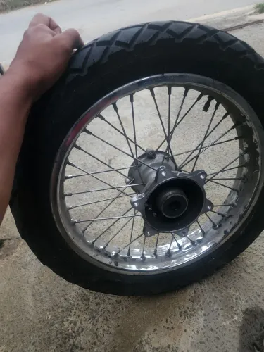 Par de rodas da Bros 160 vai com pneu traseiro meia vida.
