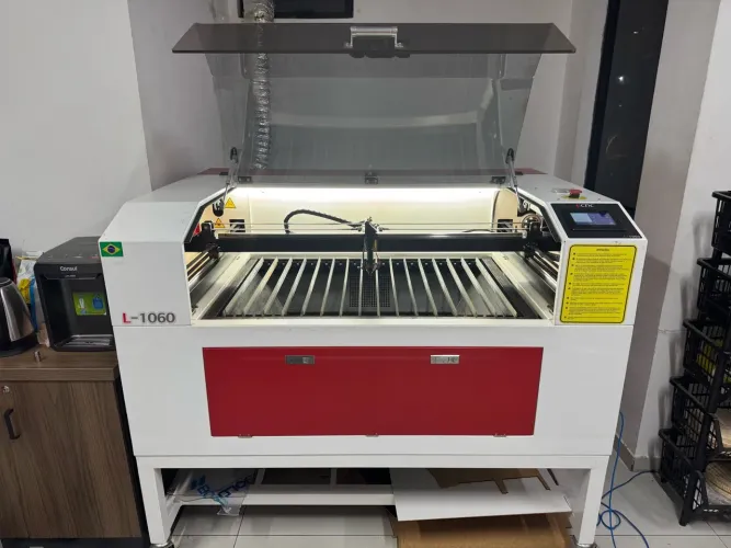 Máquina de Corte e Gravação Laser CO? ECNC L-1060 - 90W - Excelente Estado