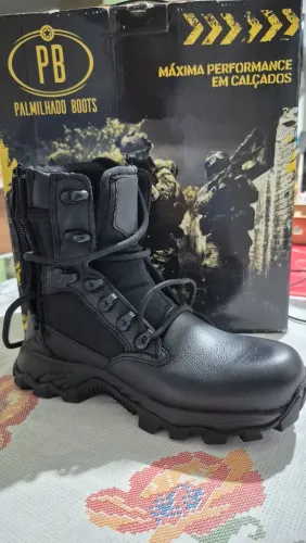 Um par de botas coturnos na caixa numero 38