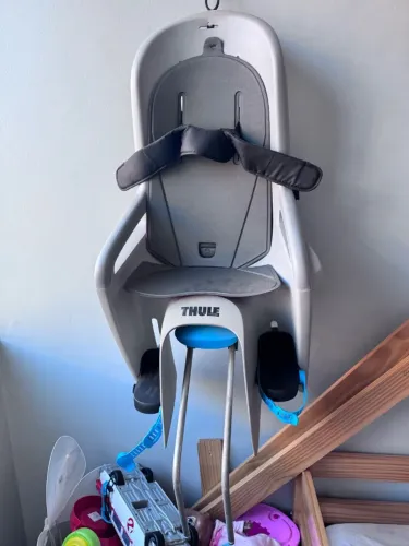 Cadeirinha traseira Thule RideAlong Lite Light Grey para fixação no quadro